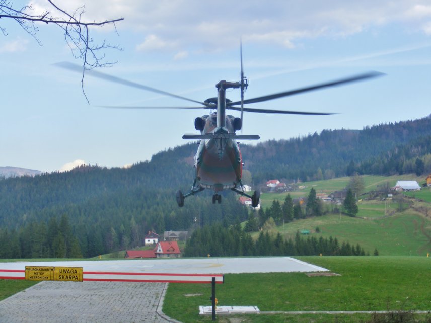 Helikopter przy lądowisku na terenie Rezydencji Prezydenta RP - Zamek w Wiśle